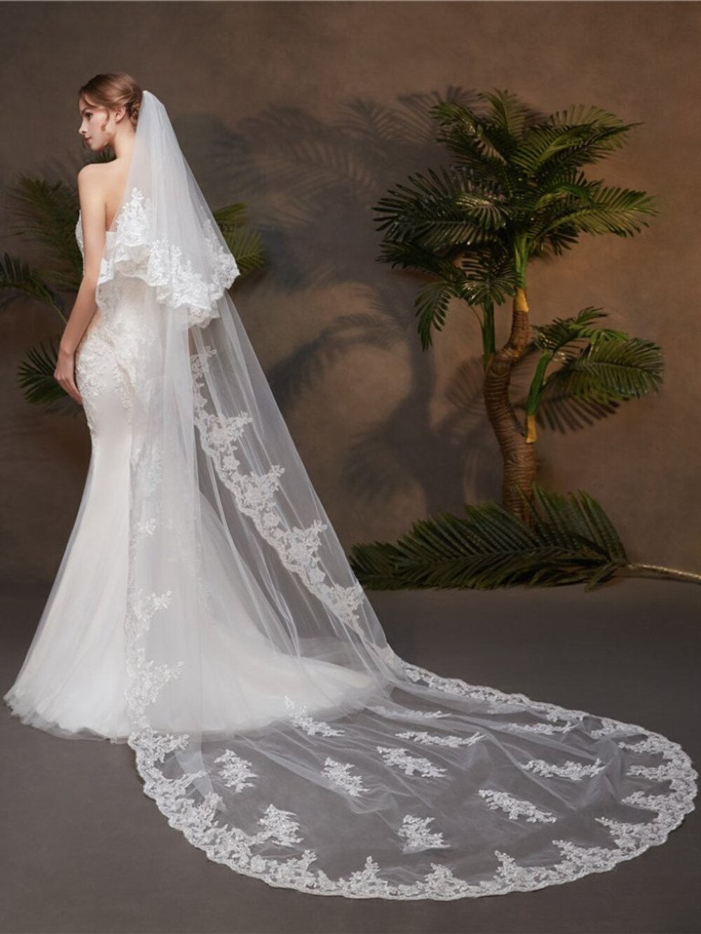 Luxurious 300cm Lace Applique Wedding Veil 2-Tier Metal Comb